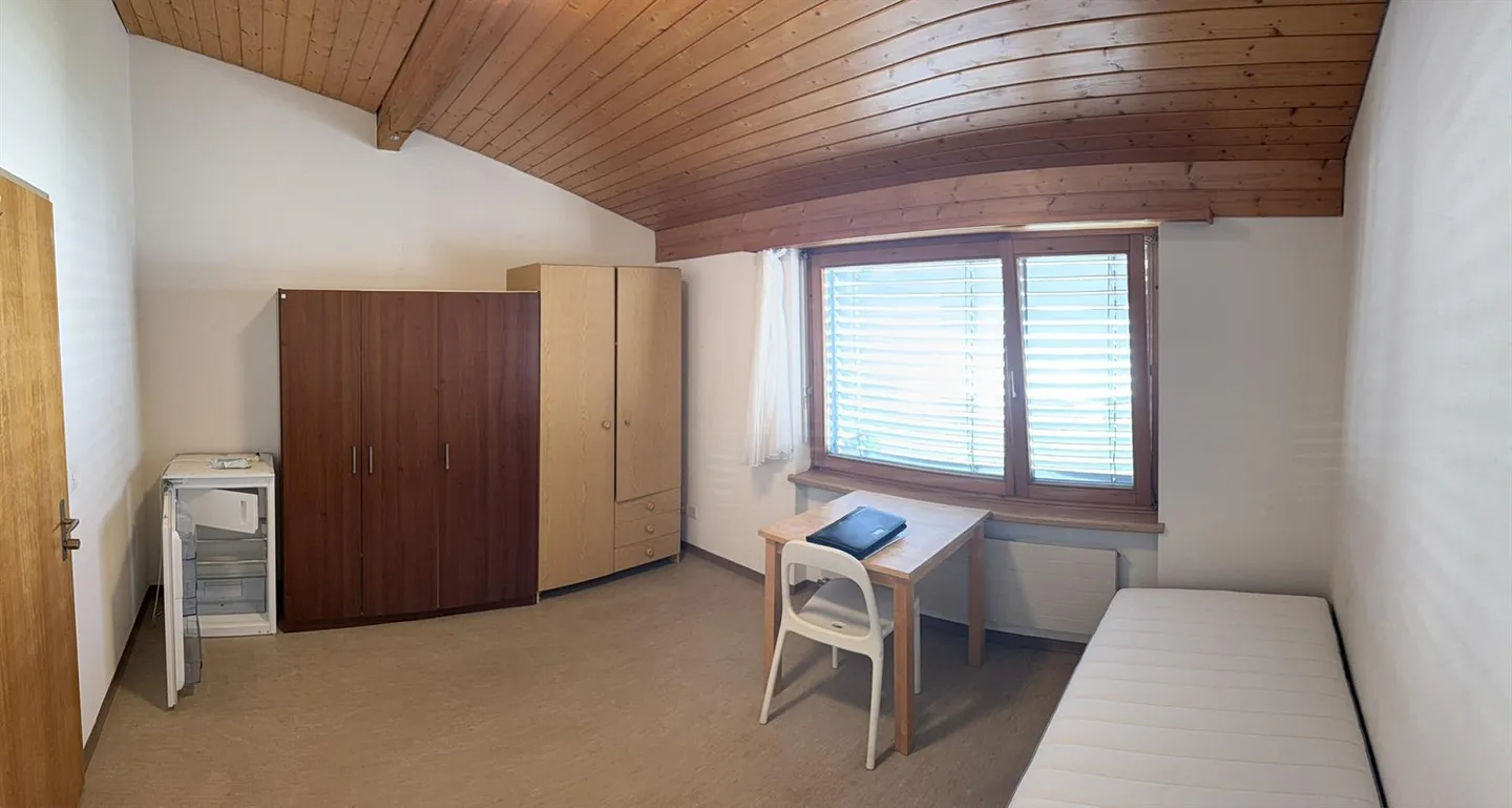 Grande chambre meublée à Sissach près du parc Ebenrain - Photo 1 sur 2