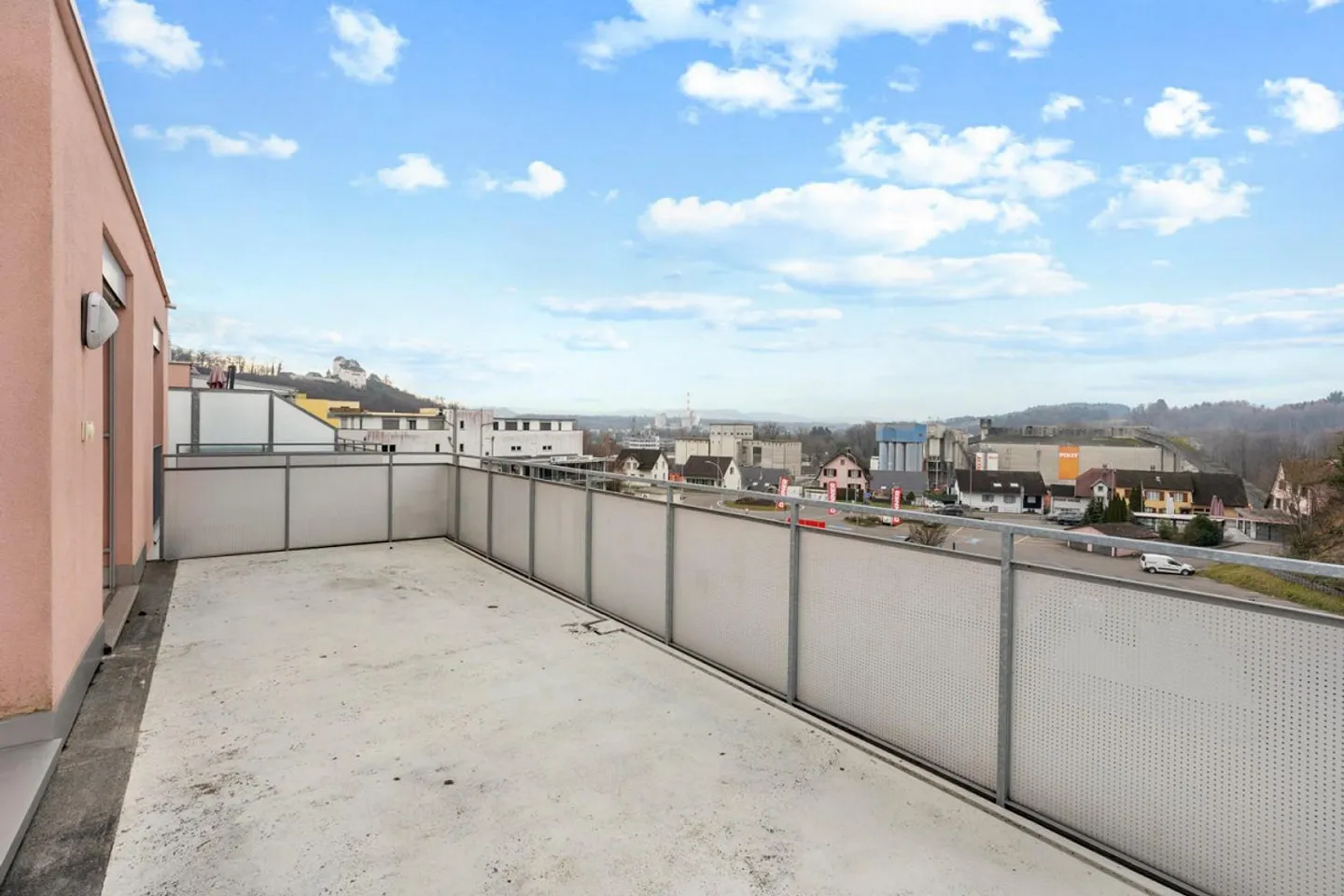 BAIGNÉ DE LUMIÈRE ET CHARMANT, AVEC VUE PANORAMIQUE - Photo 9 sur 14