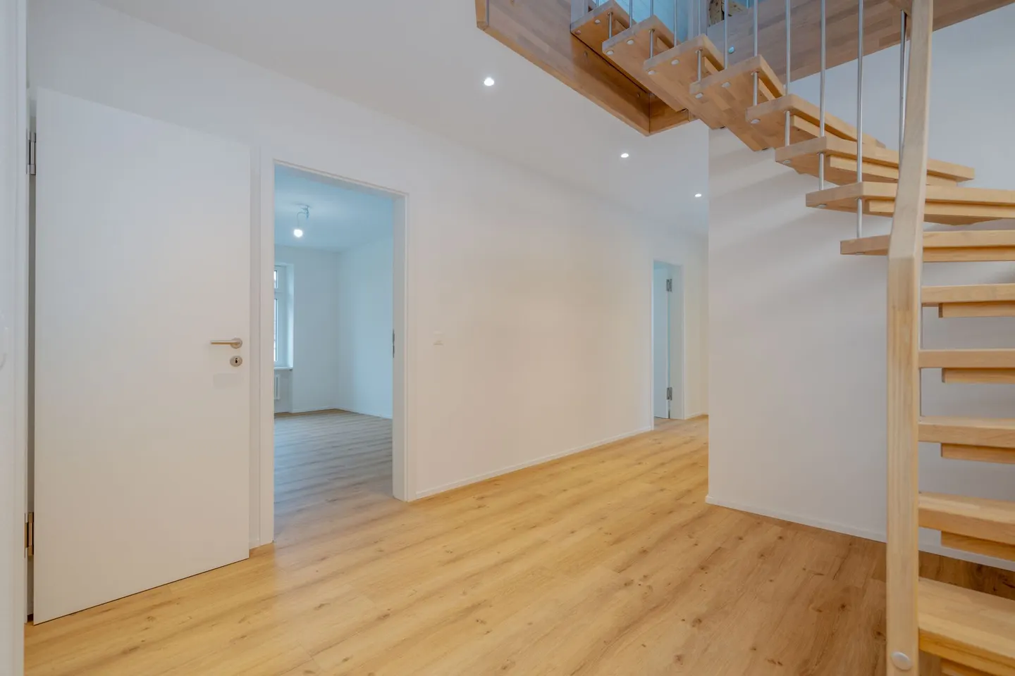 Charmante maisonette de 5 pièces avec galerie, terrasse sur le toit et loggia - Photo 5 sur 28