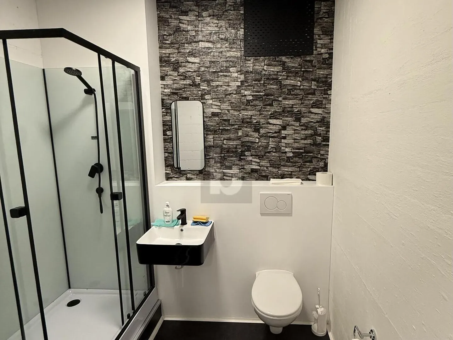 ATTRACTIVE, MODERN AND CENTRAL - Photo 2 of 5