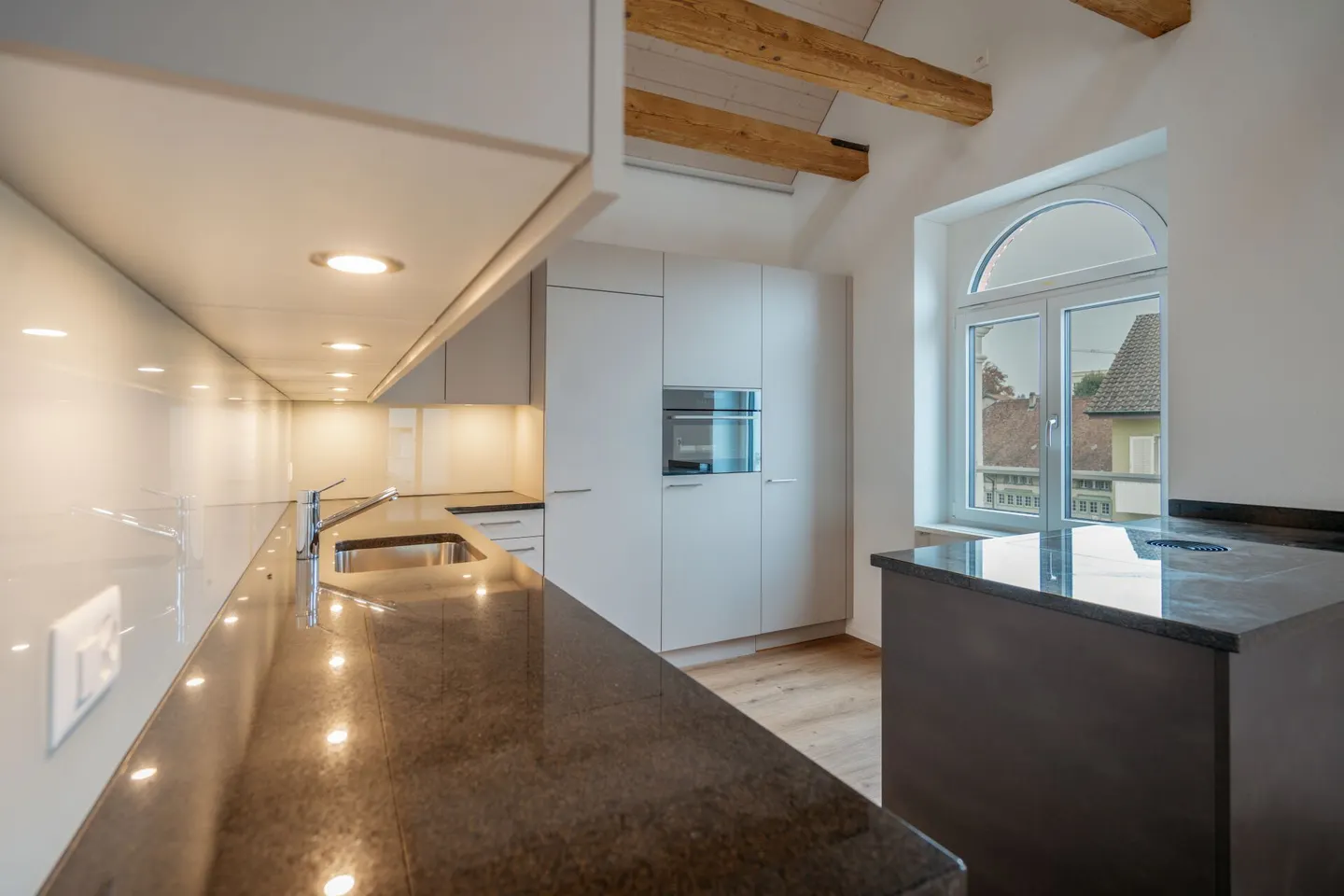Charmante maisonette de 5 pièces avec galerie, terrasse sur le toit et loggia - Photo 15 sur 28