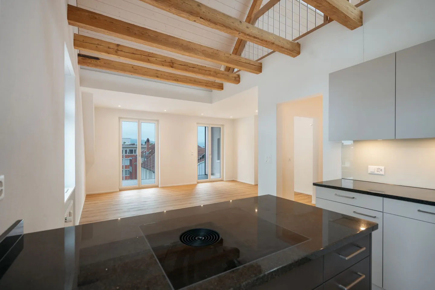 Charmante maisonette de 5 pièces avec galerie, terrasse sur le toit et loggia - Photo 16 sur 28