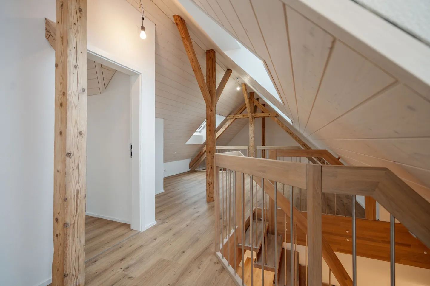 Charmante maisonette de 5 pièces avec galerie, terrasse sur le toit et loggia - Photo 18 sur 28