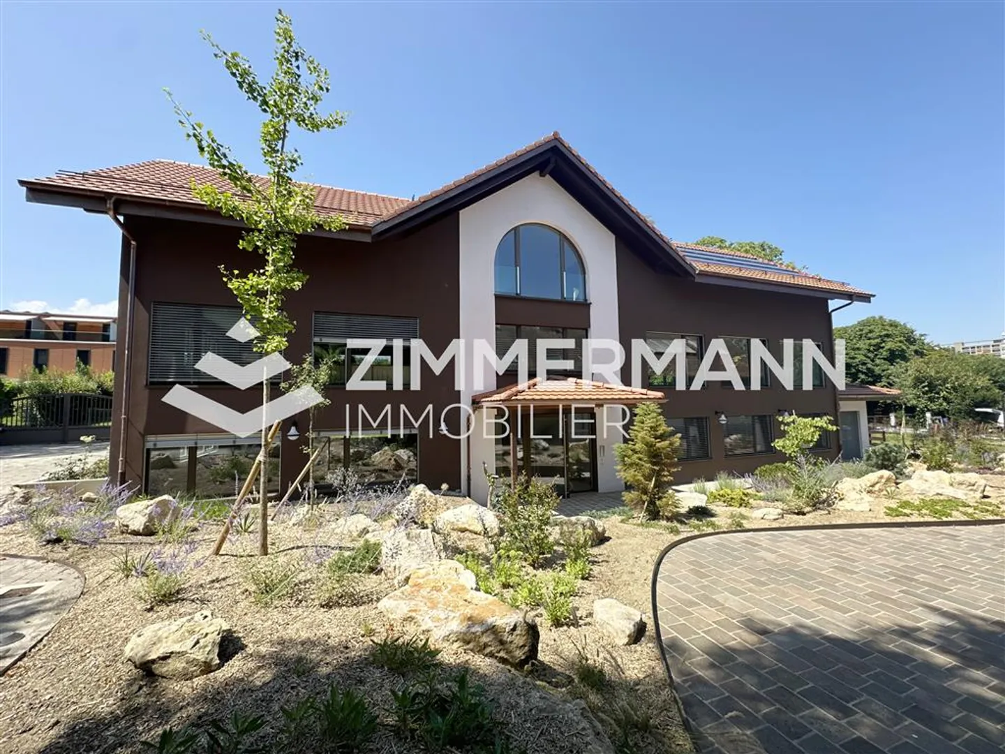 Parking Moto Extérieur - Photo 1 sur 1