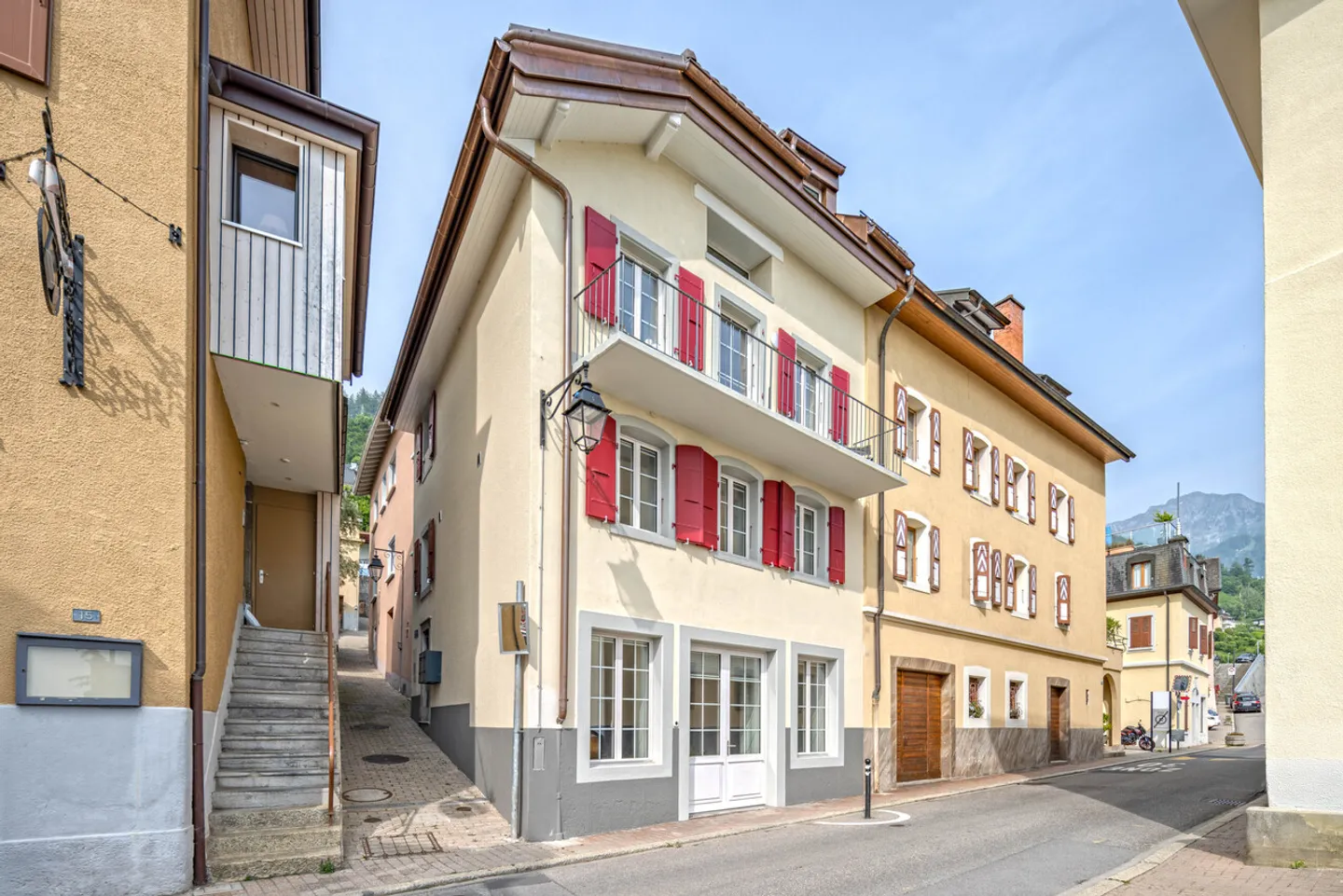 Immeuble d'habitation entièrement rénové avec vue lac - Photo 2 sur 17