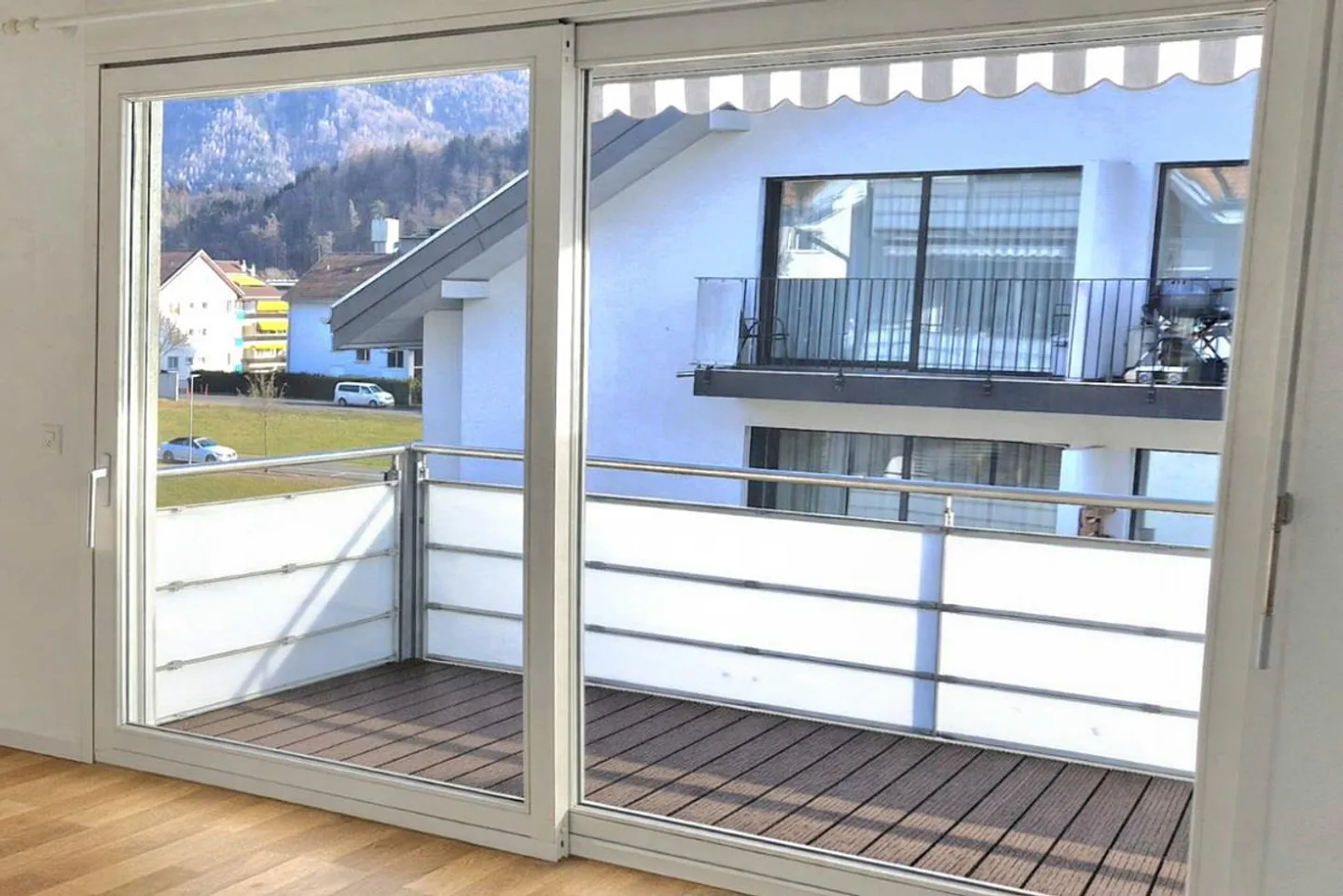 Prima locazione dopo ristrutturazione – Moderno appartamento di 5,5 stanze con vista montagna - Foto 7 di 16