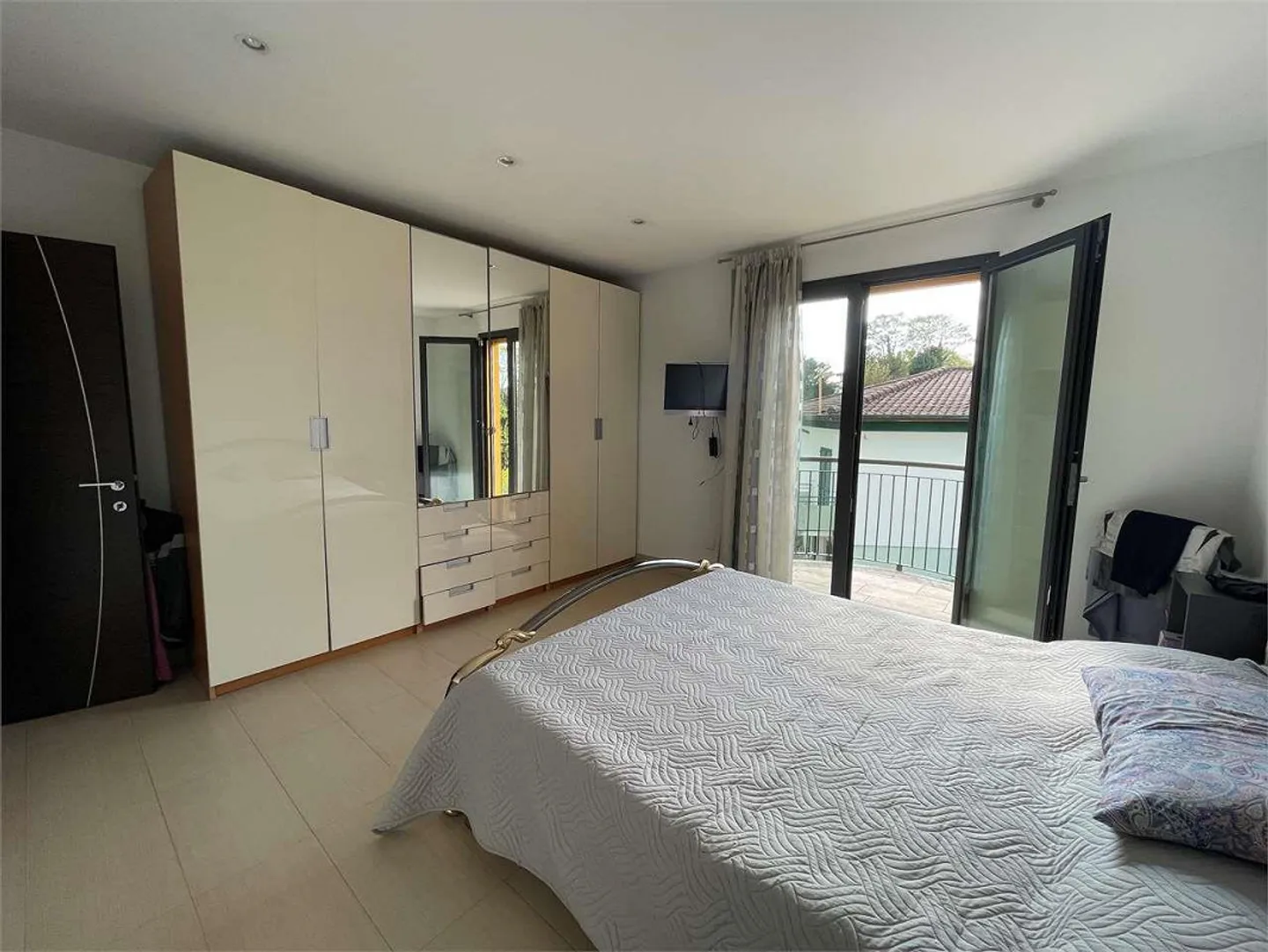 Beautiful Detached Villa with Pool in Residential Area in Genest - Photo 7 of 12
