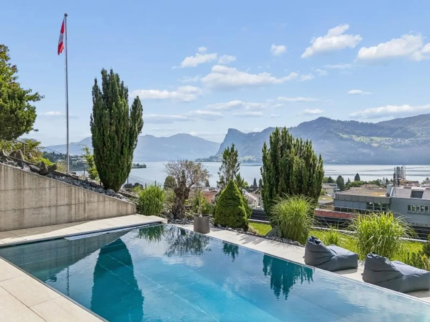 Appartement de jardin 4 1/2 pièces avec piscine et grande terrasse - Photo 1 sur 5