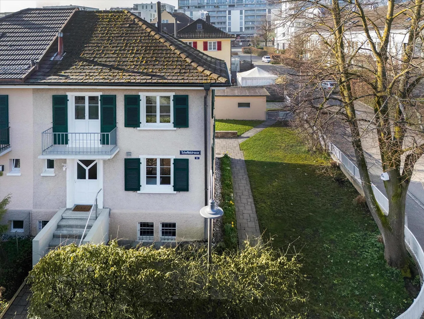 Casa bifamiliare con grande giardino - Foto 3 di 10
