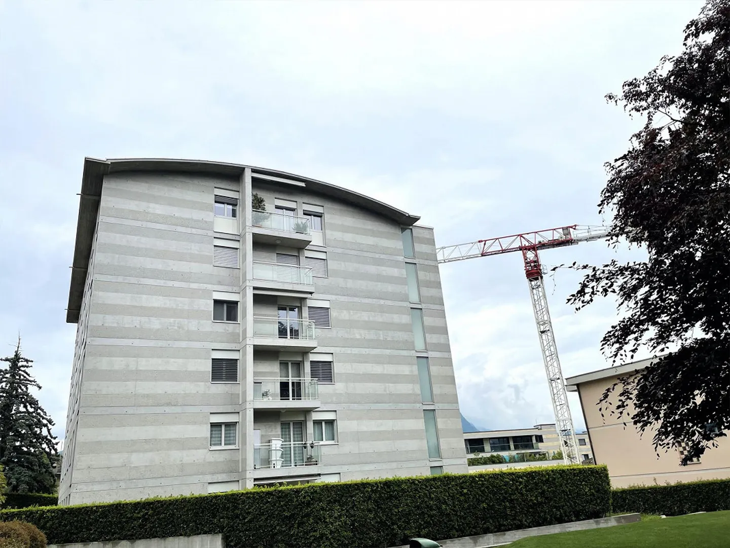 APPARTEMENT MEUBLÉ 3.5 PIÈCES AVEC JARDIN PRIVÉ - Photo 1 sur 13