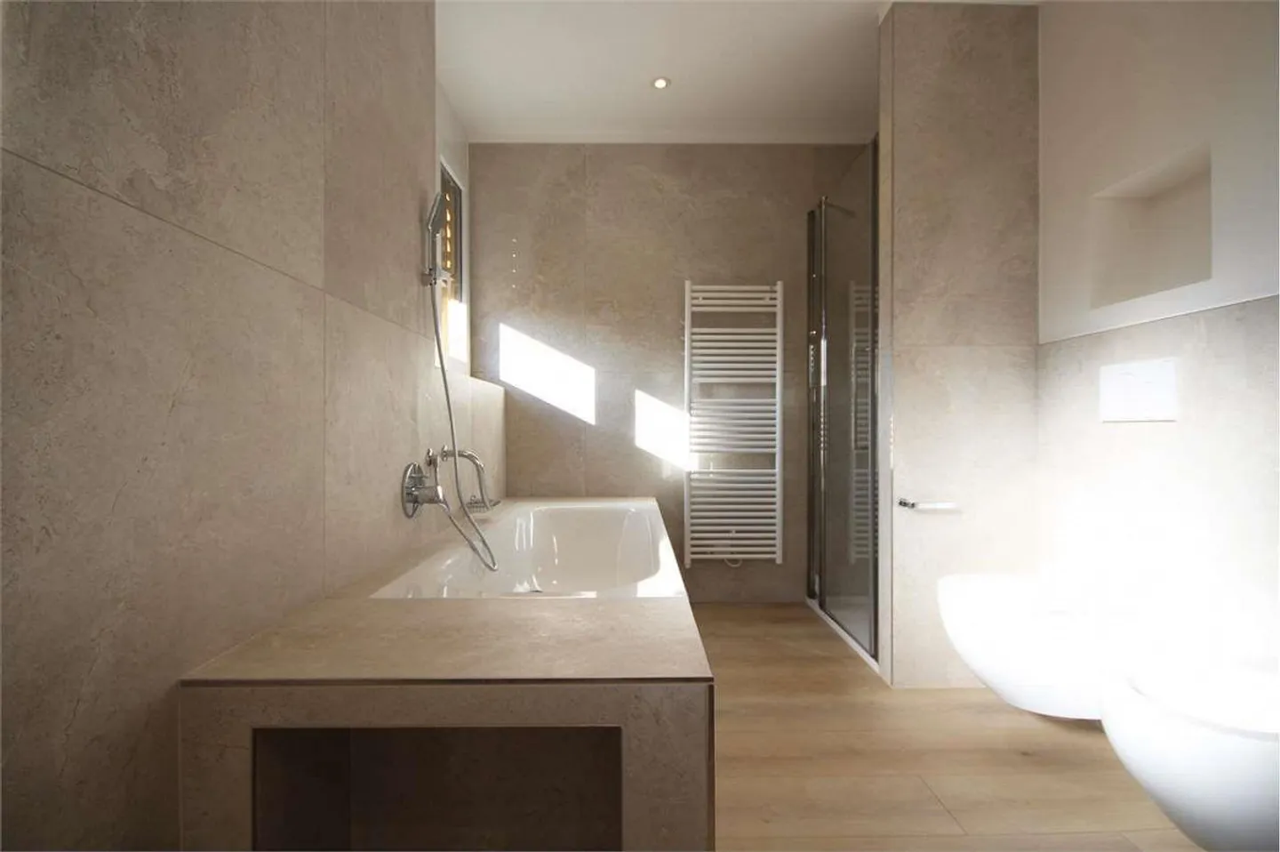 Appartamento ristrutturato con terrazze - Foto 5 di 7