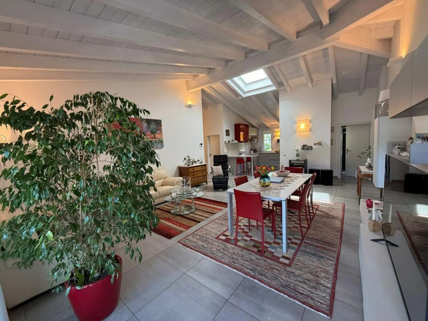 Spacious apartment with private garage - Photo 5 of 14