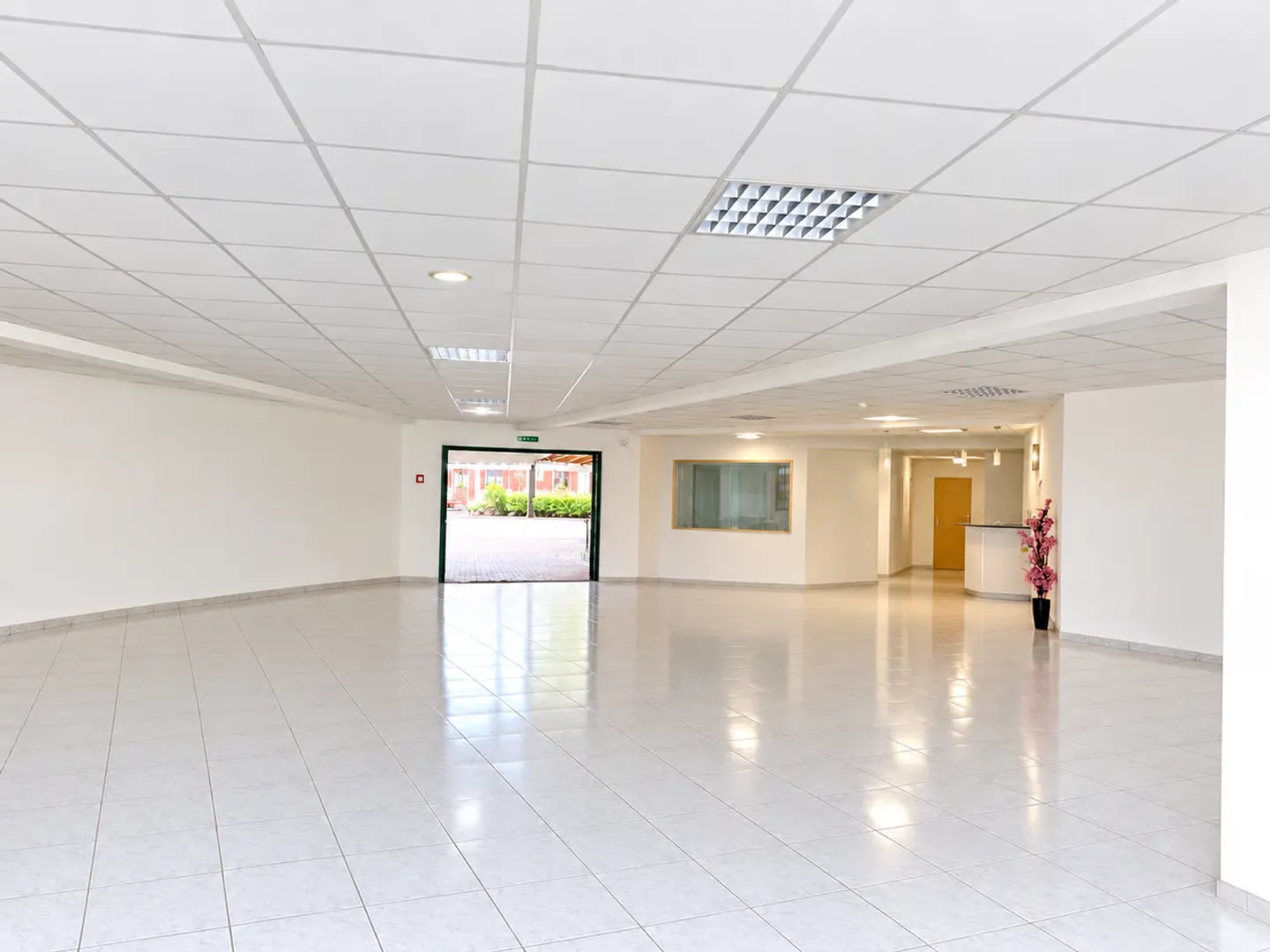 For rent commercial space of 200m2 with showcase on the Delémont-Basel axis - Photo 3 of 15