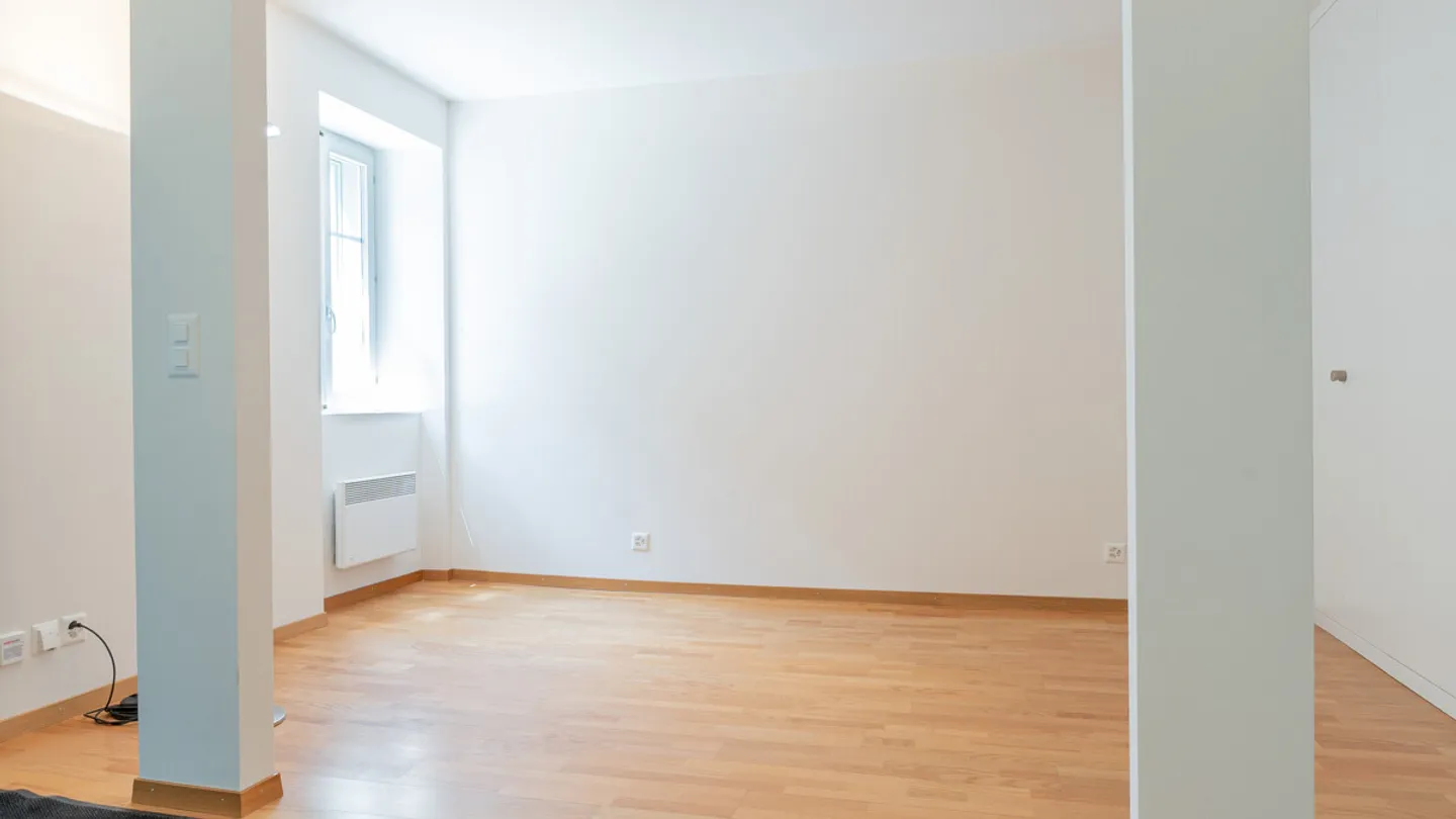 Centrally Located Completely Renovated 3.5-Room Apartment in Zermatt - Photo 4 of 7