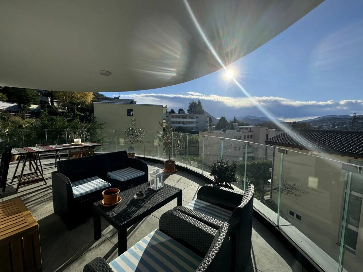 Appartement lumineux de 4,5 pièces avec belle terrasse couverte - Photo 1 sur 5