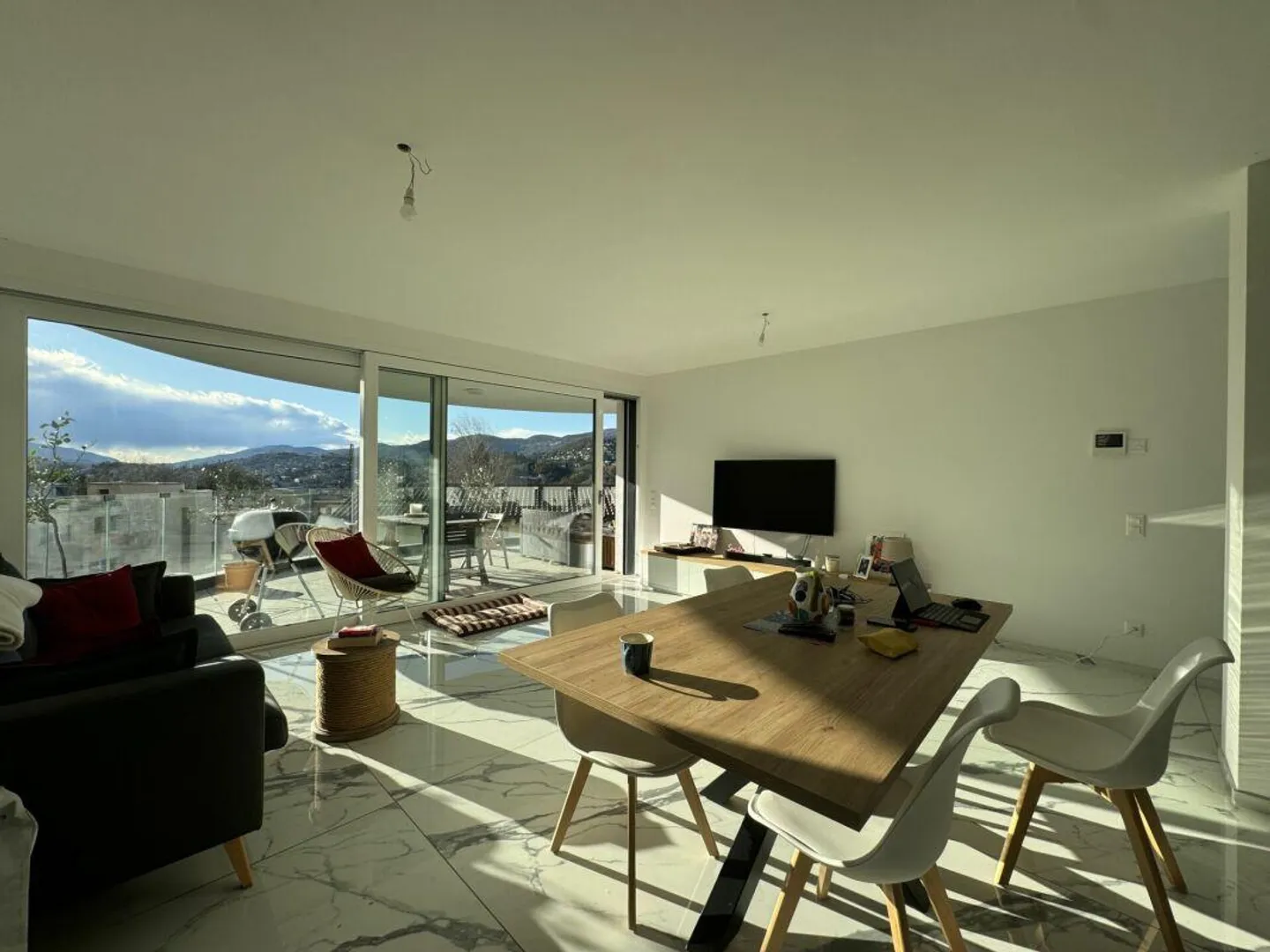 Appartement lumineux de 4,5 pièces avec belle terrasse couverte - Photo 5 sur 5