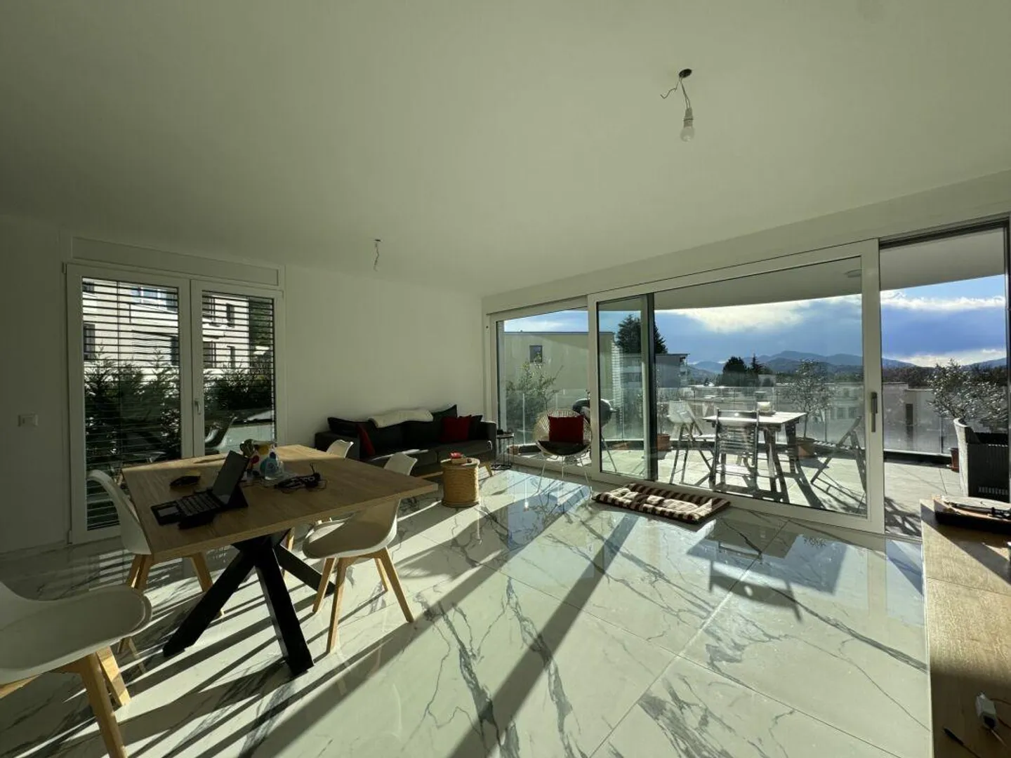 Appartement lumineux de 4,5 pièces avec belle terrasse couverte - Photo 3 sur 5