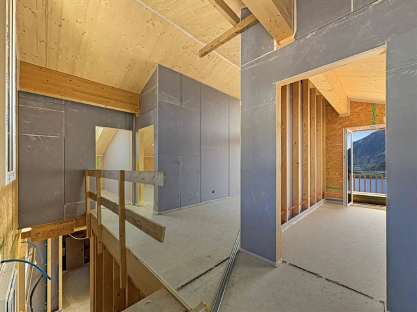 New building in chalet style, detached, modern and with attractive views over Lake Thun towards Niesen and Thun - Photo 3 of 18