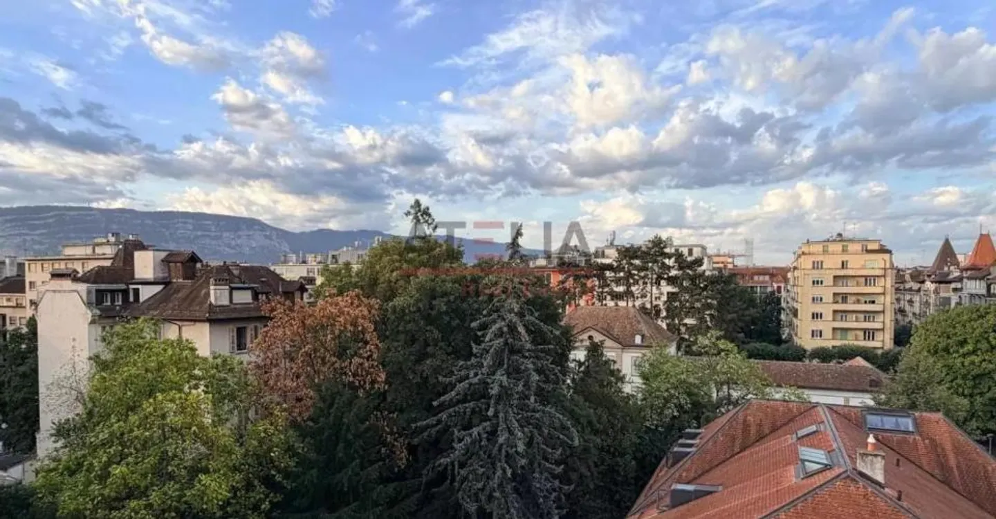 Duplex attico di 5 stanze con 3 balconi e Box - Foto 1 di 4