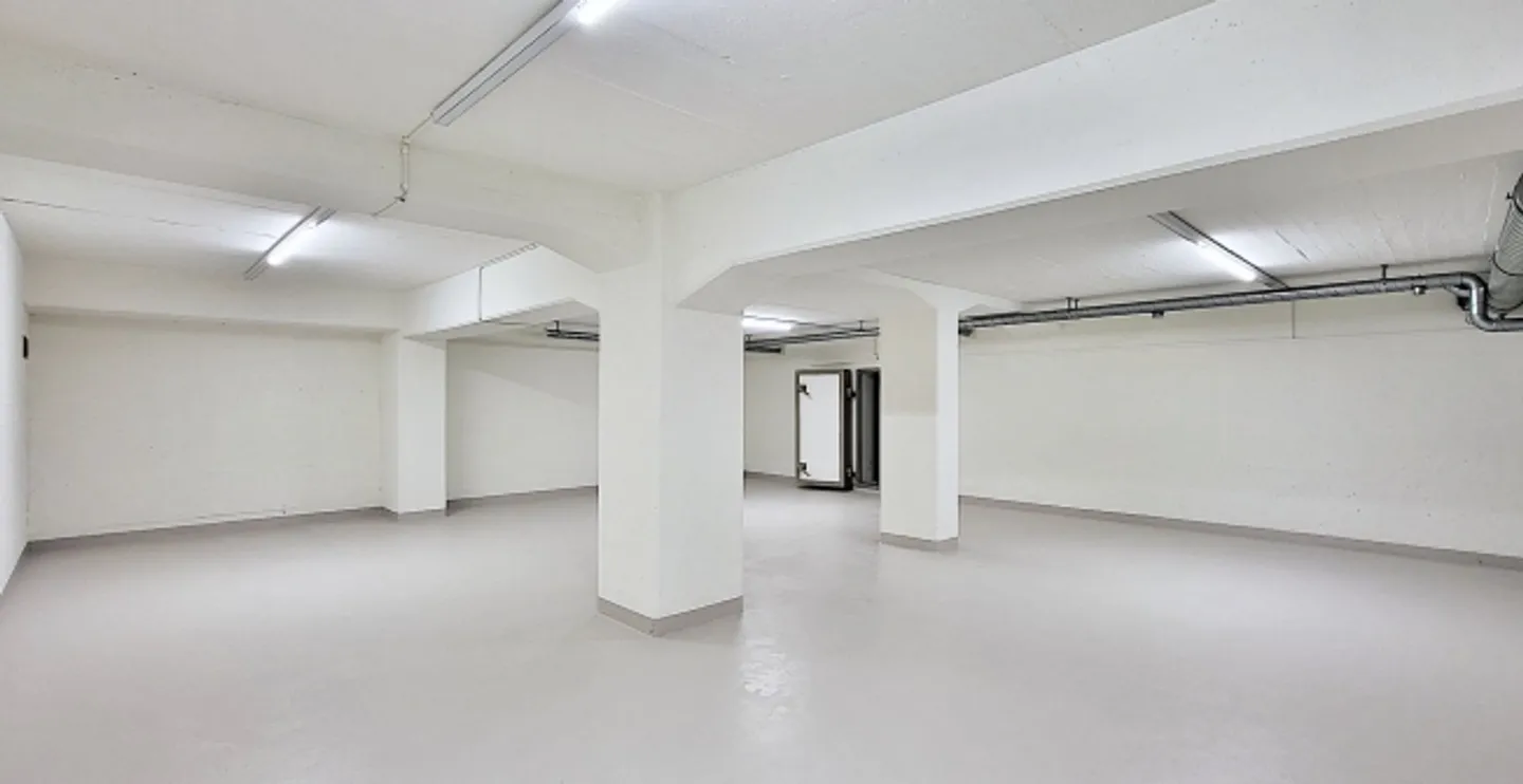 Spazio magazzino ristrutturato con infrastrutture di prim'ordine! - Foto 7 di 8