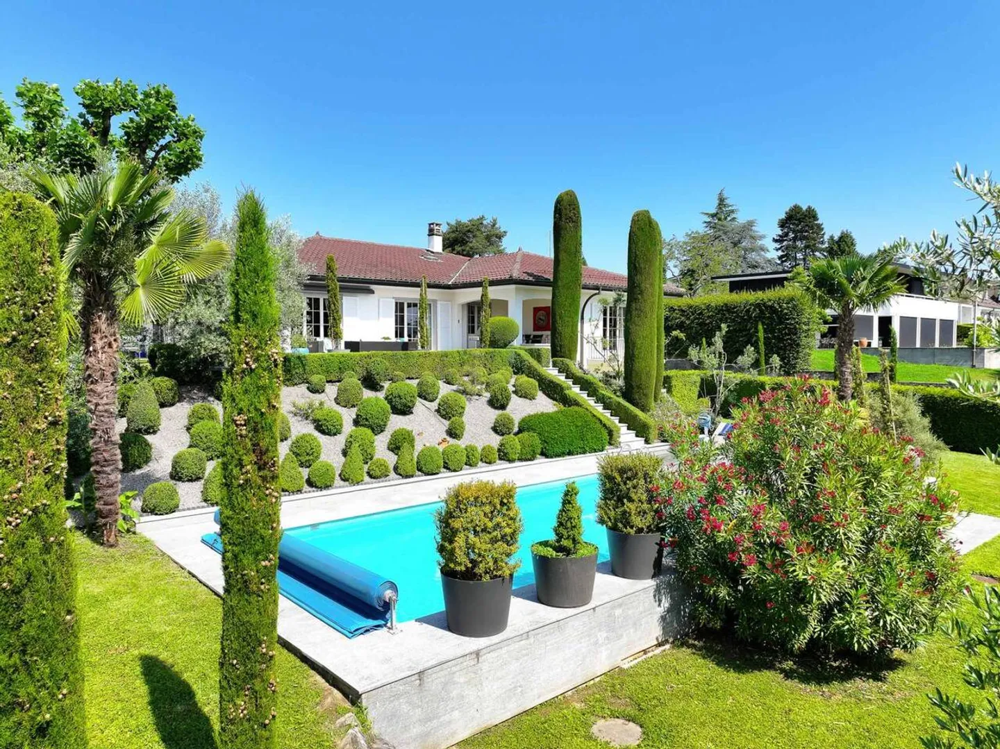 Wunderschöne individuelle Villa von 290 m² mit Schwimmbad - Foto 1 von 9