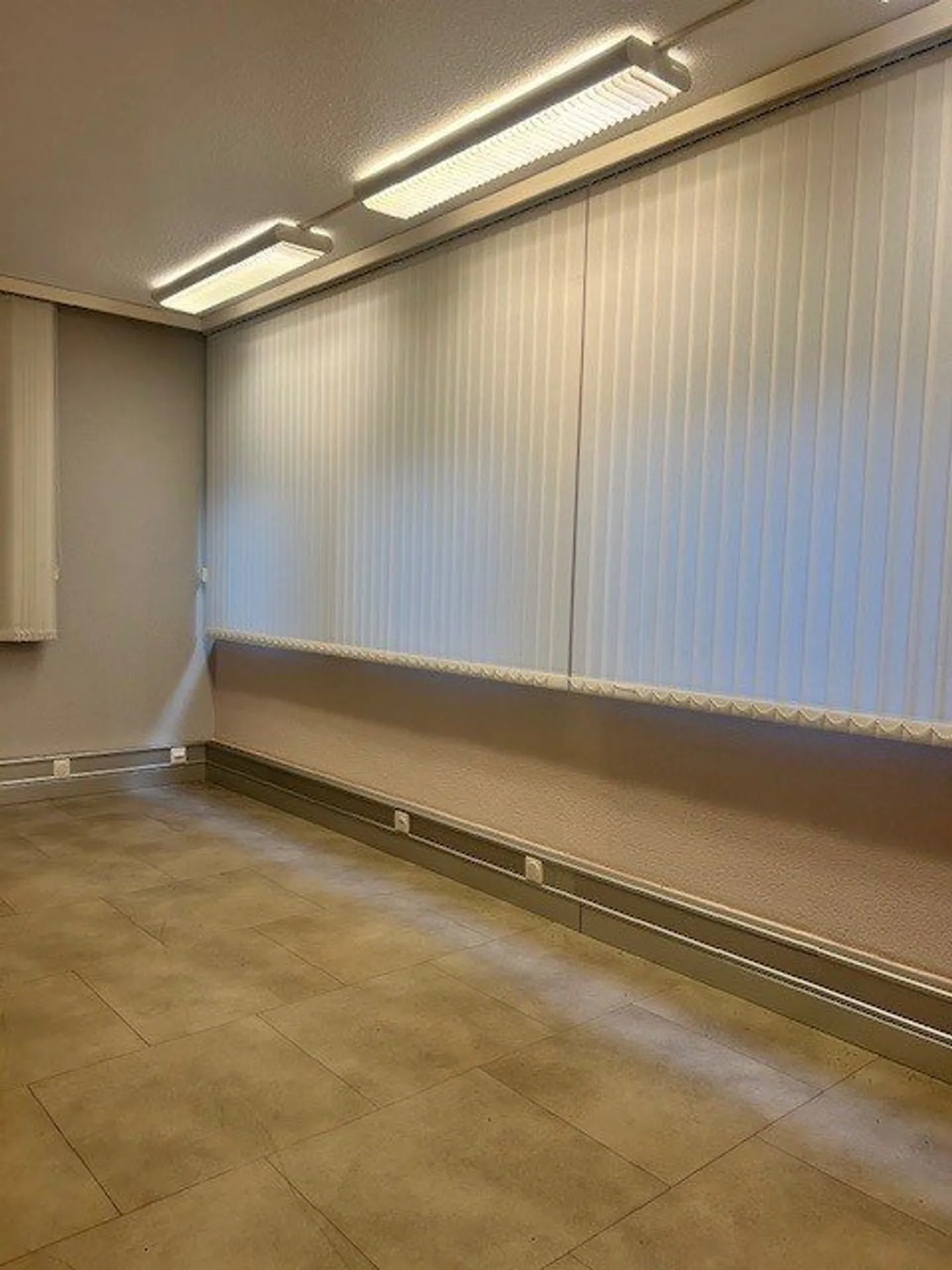 DA AFFITTARE - Spazio commerciale / uffici - Foto 2 di 10