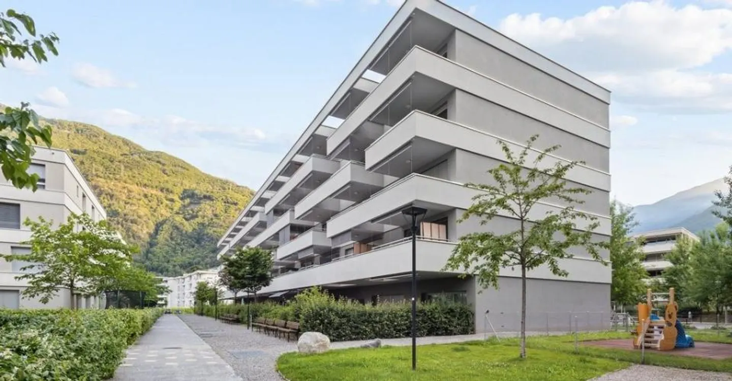 Appartement spacieux et moderne de 3.5 pièces à louer, entouré de verdure - Photo 2 sur 10