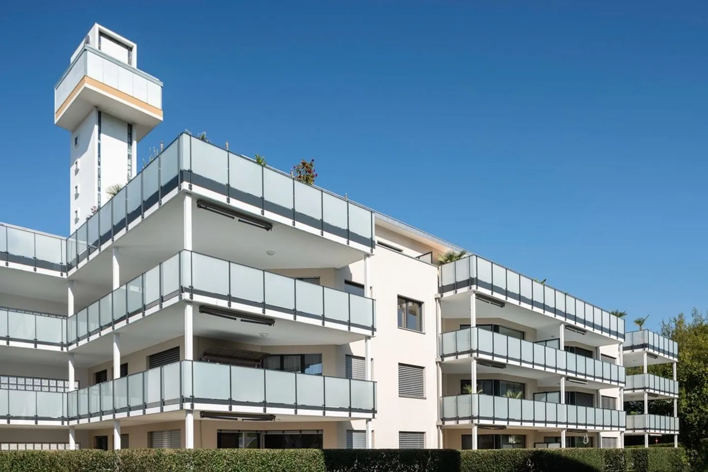 Action! Parking space centrally located at the Mall of Switzerland - Photo 1 of 2