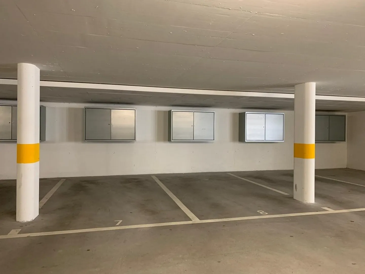 Action! Parking space centrally located at the Mall of Switzerland - Photo 2 of 2