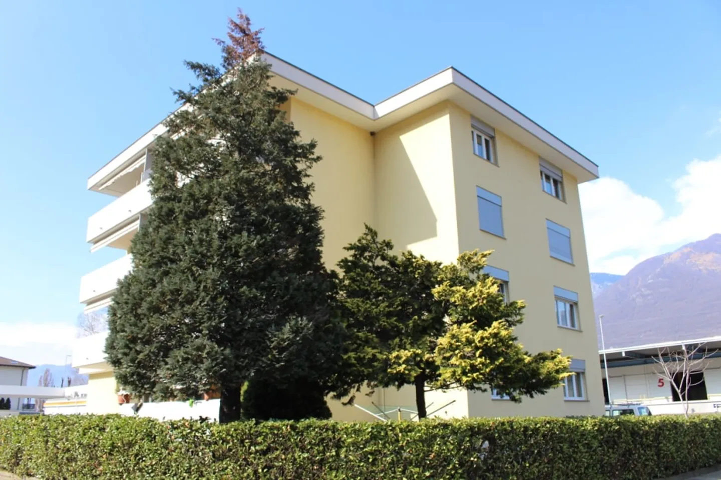 CADENAZZO - Großzügige 4.5 Zimmerwohnung komplett renoviert - Foto 1 von 10