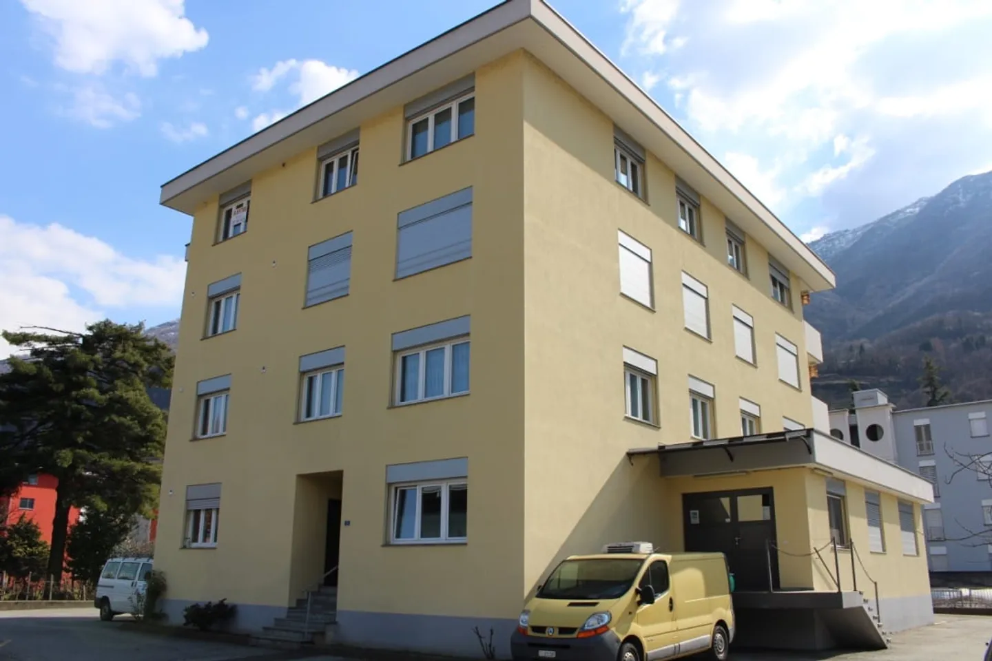 CADENAZZO - Großzügige 4.5 Zimmerwohnung komplett renoviert - Foto 2 von 10