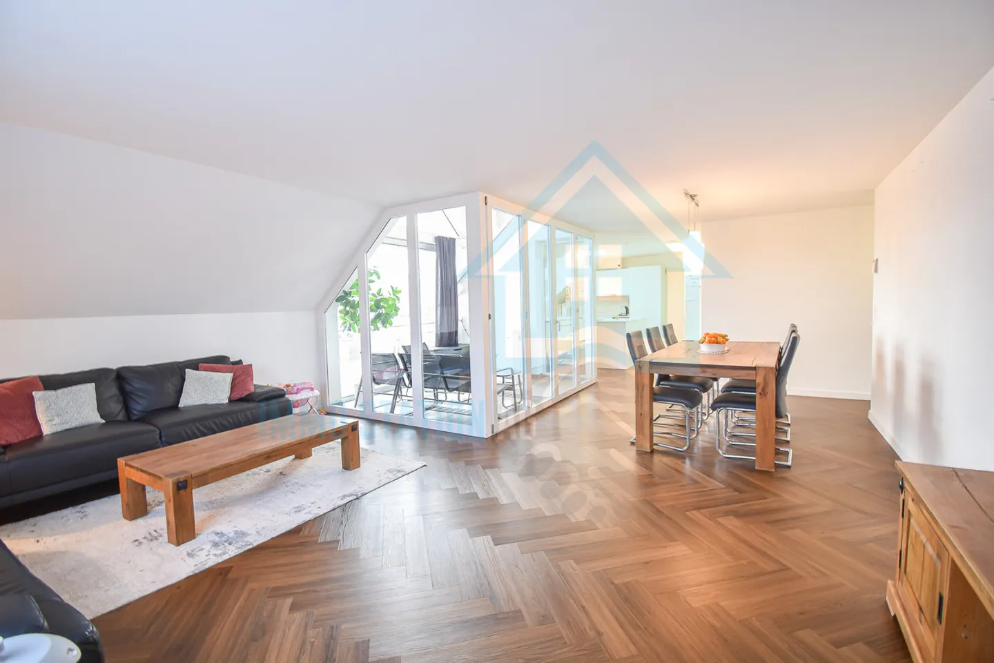 Exclusive 4.5-room penthouse apartment with loggia and mountain view in Burg AG - Photo 1 of 13