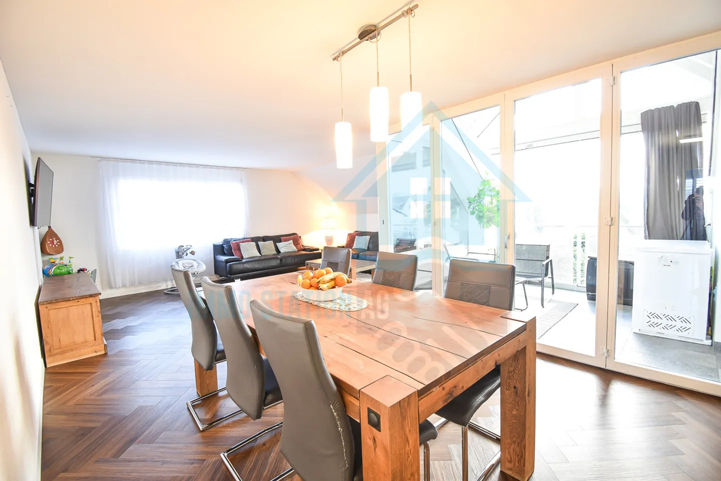 Exclusive 4.5-room penthouse apartment with loggia and mountain view in Burg AG - Photo 2 of 13