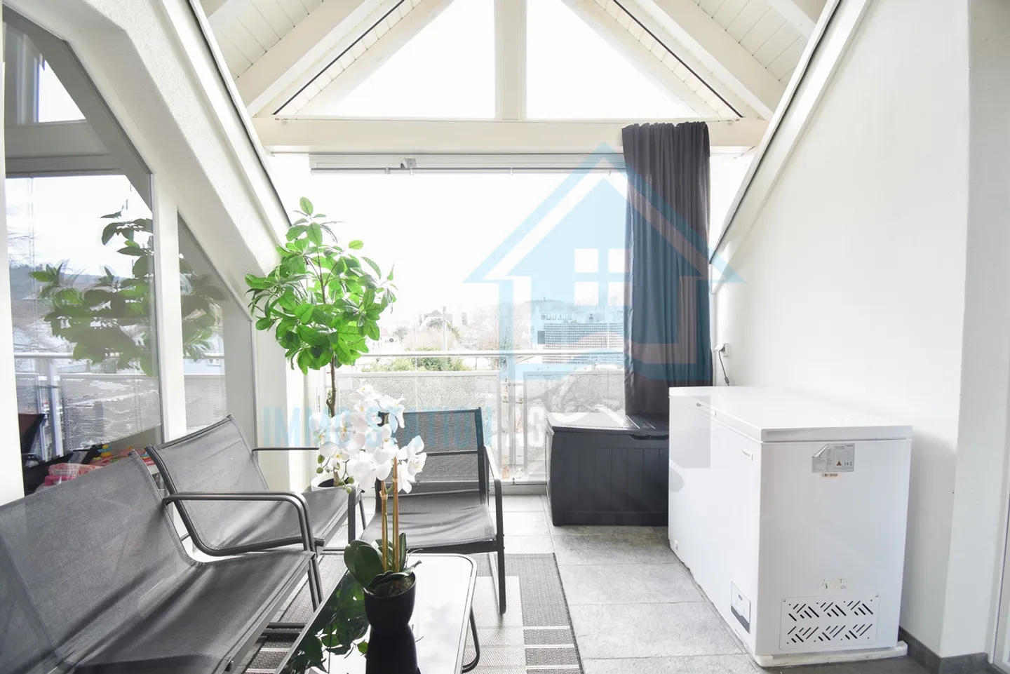 Exclusive 4.5-room penthouse apartment with loggia and mountain view in Burg AG - Photo 3 of 13