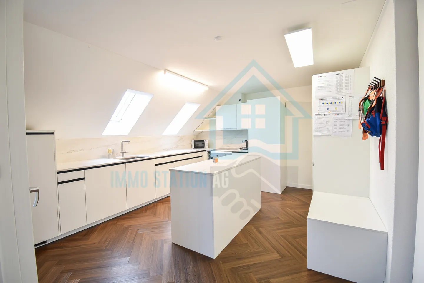 Exclusive 4.5-room penthouse apartment with loggia and mountain view in Burg AG - Photo 5 of 13