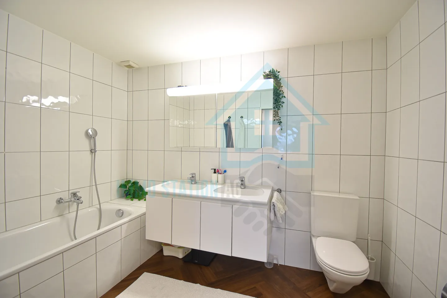 Exclusive 4.5-room penthouse apartment with loggia and mountain view in Burg AG - Photo 10 of 13