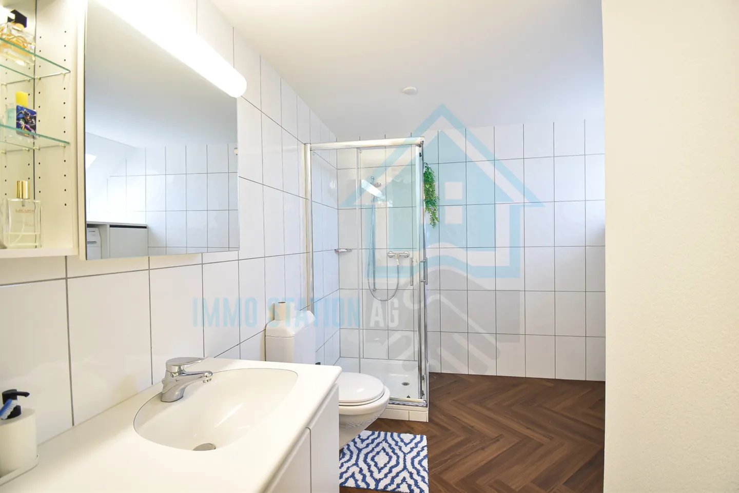 Exclusive 4.5-room penthouse apartment with loggia and mountain view in Burg AG - Photo 11 of 13