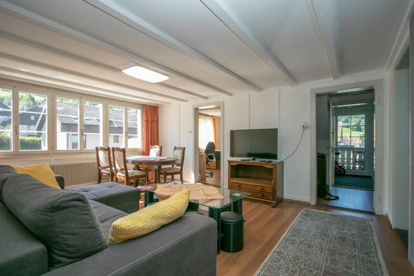 Ampio appartamento di 4,5 stanze vicino alla città con vista sul lago - Foto 1 di 9