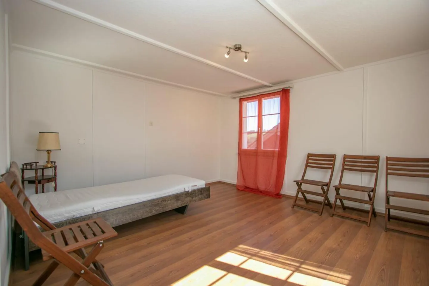 Ampio appartamento di 4,5 stanze vicino alla città con vista sul lago - Foto 4 di 9