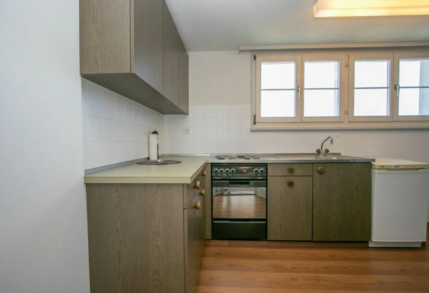 Ampio appartamento di 4,5 stanze vicino alla città con vista sul lago - Foto 5 di 9