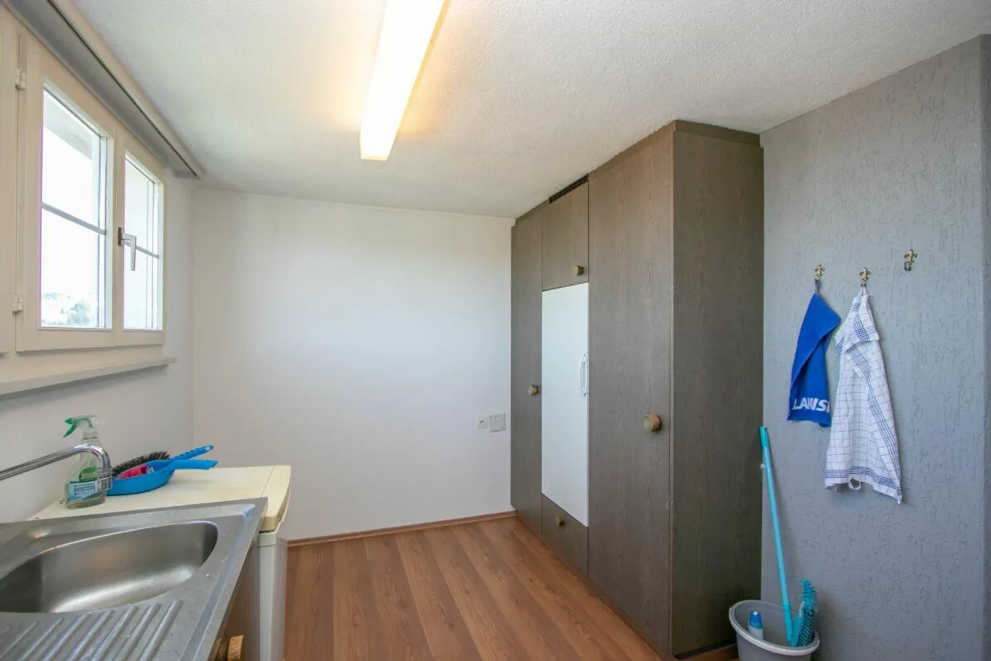 Ampio appartamento di 4,5 stanze vicino alla città con vista sul lago - Foto 6 di 9