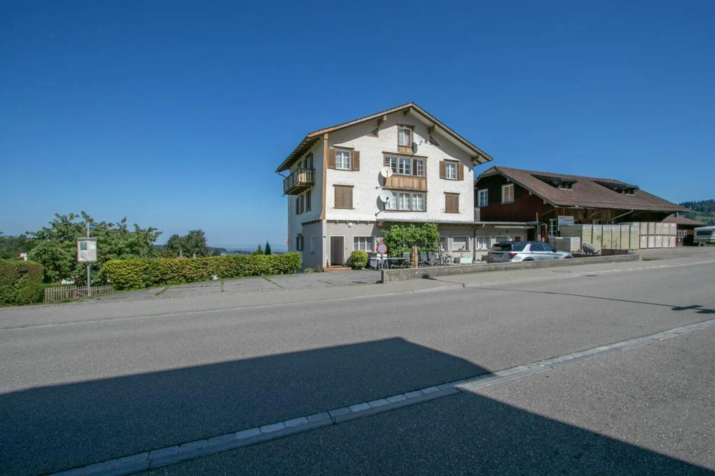 Ampio appartamento di 4,5 stanze vicino alla città con vista sul lago - Foto 7 di 9