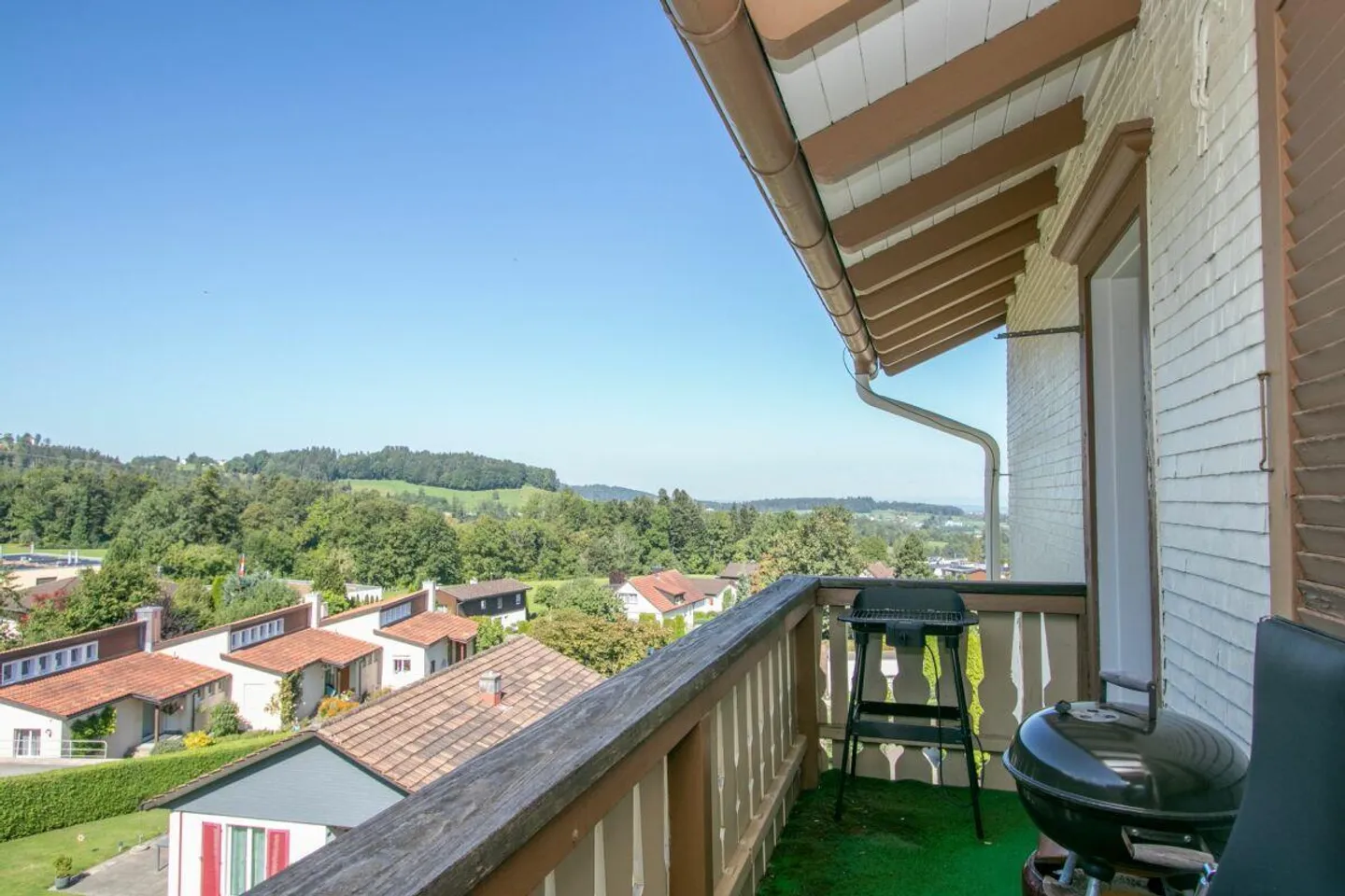 Ampio appartamento di 4,5 stanze vicino alla città con vista sul lago - Foto 8 di 9