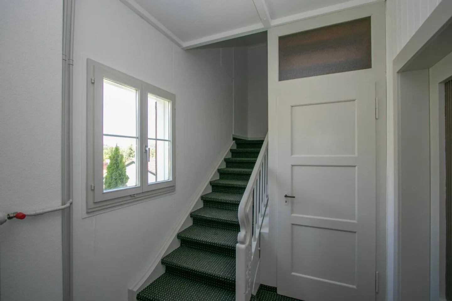 Ampio appartamento di 4,5 stanze vicino alla città con vista sul lago - Foto 9 di 9