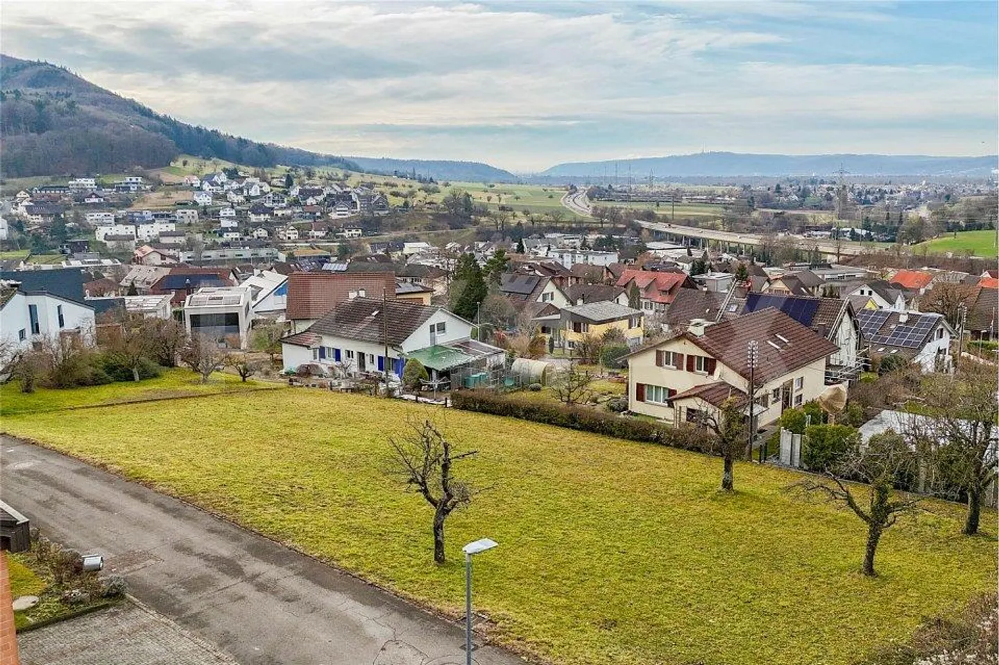 Parcelle de terrain de 1,473 m² - entièrement développée avec une belle vue lointaine - Photo 4 sur 6
