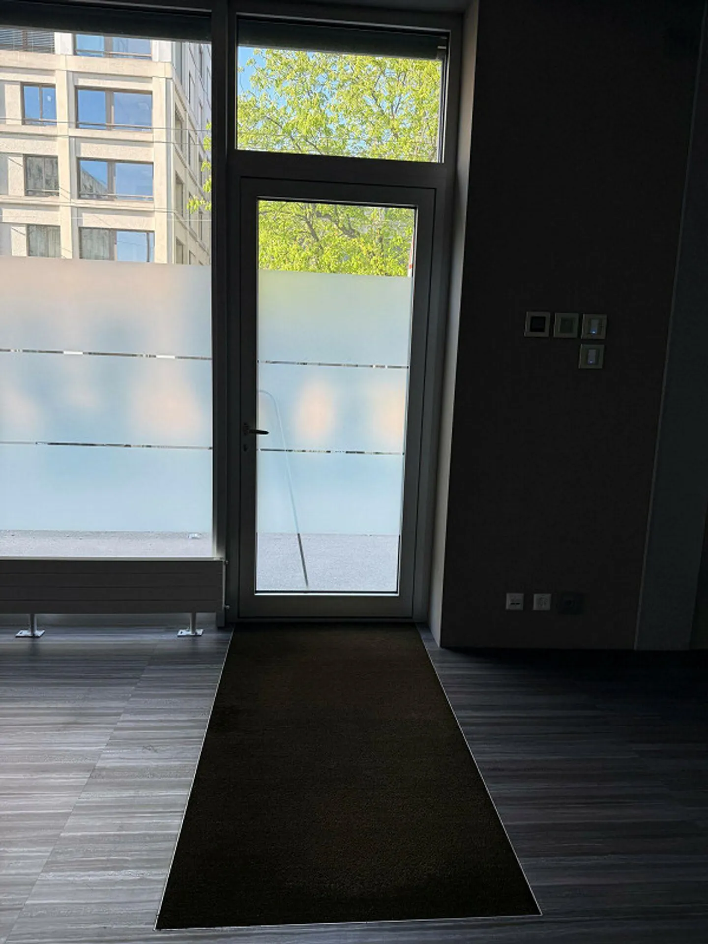 Espace de bureau ou de service attrayant - axe de circulation principal (bon emplacement/visibilité) - Photo 6 sur 21