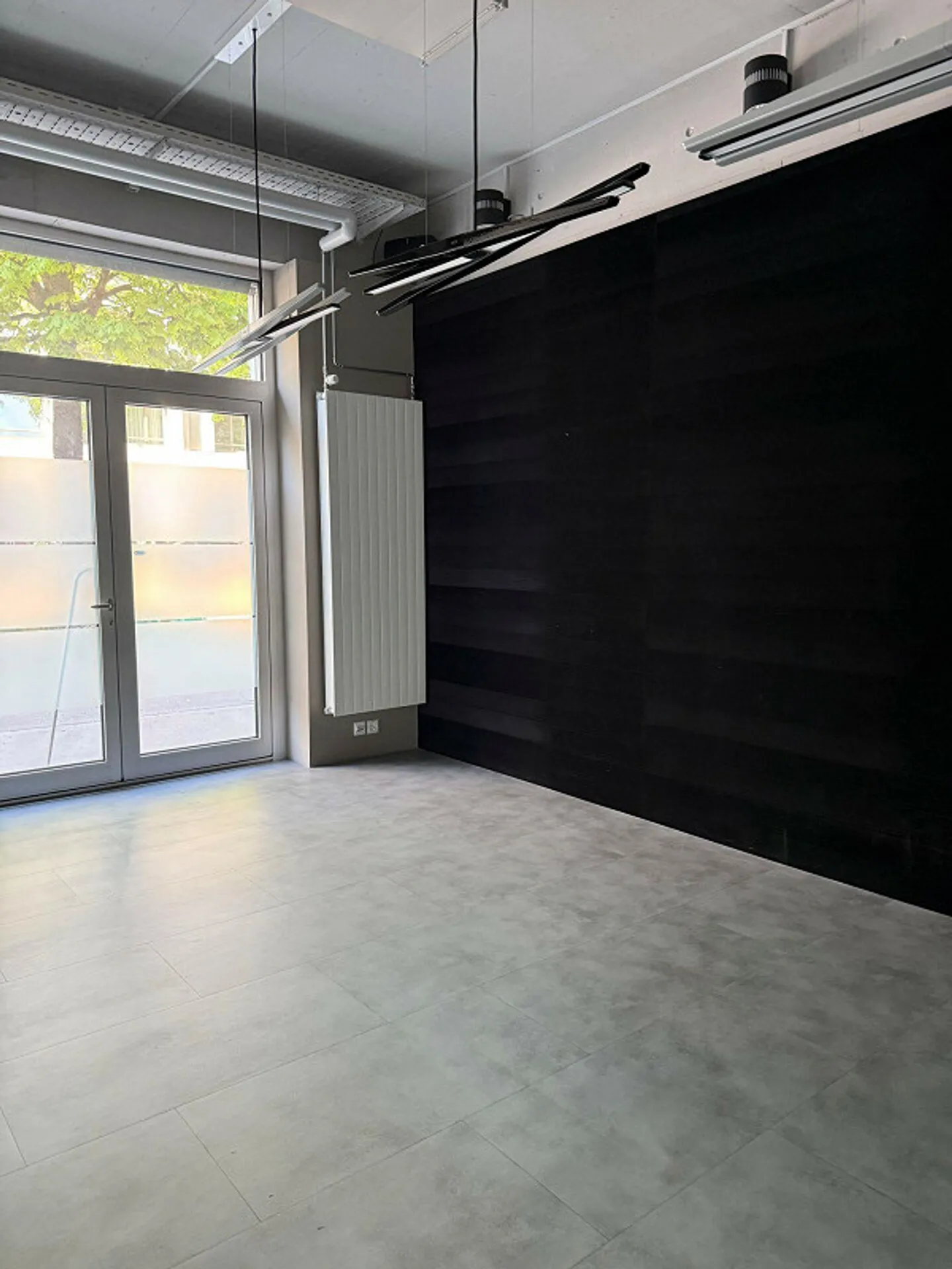 Espace de bureau ou de service attrayant - axe de circulation principal (bon emplacement/visibilité) - Photo 7 sur 21