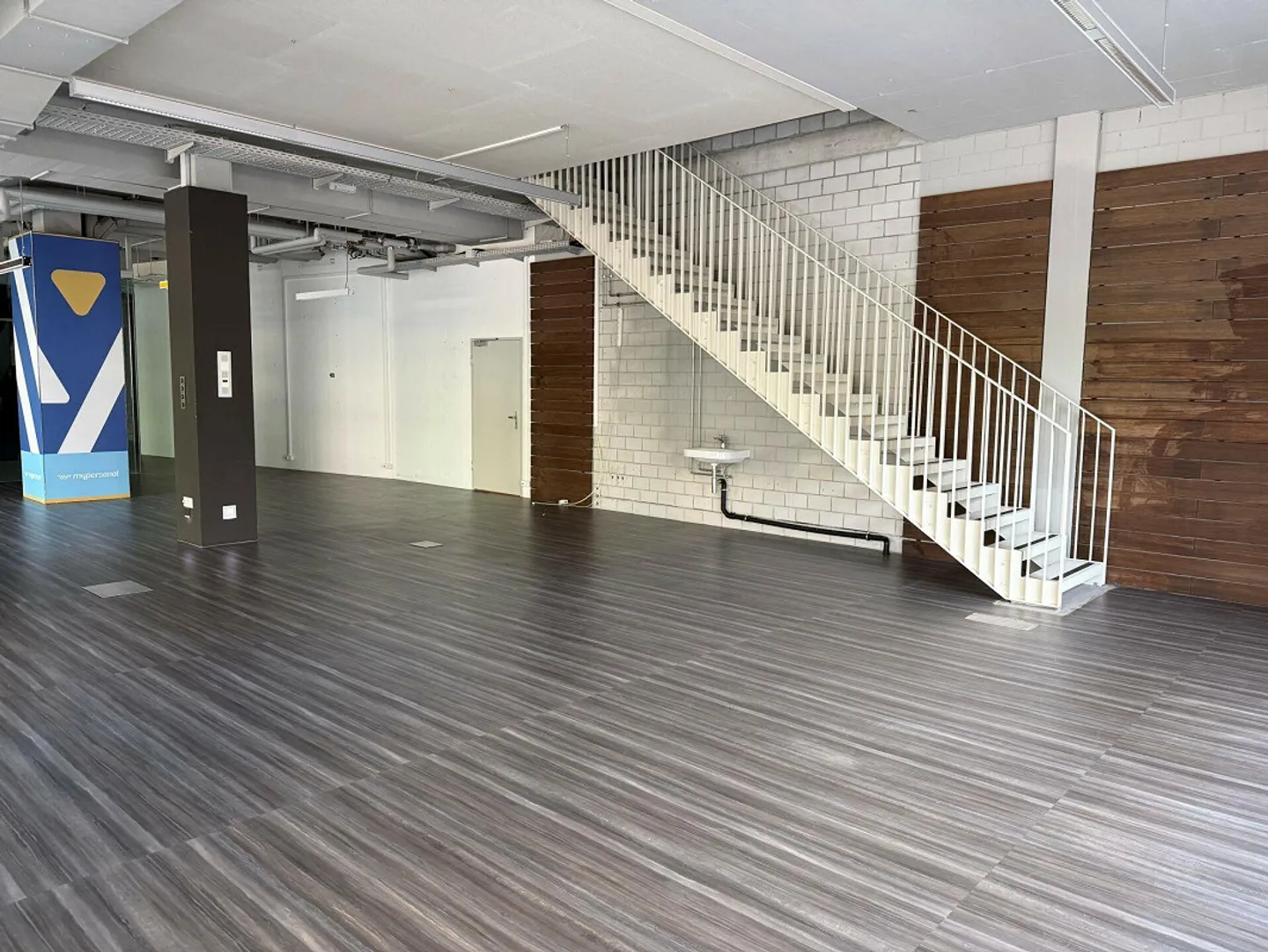 Espace de bureau ou de service attrayant - axe de circulation principal (bon emplacement/visibilité) - Photo 3 sur 21