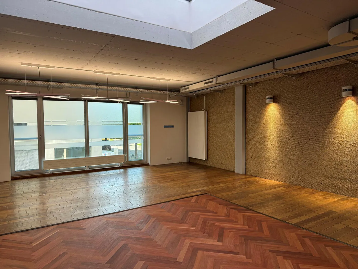 Espace de bureau ou de service attrayant - axe de circulation principal (bon emplacement/visibilité) - Photo 10 sur 21