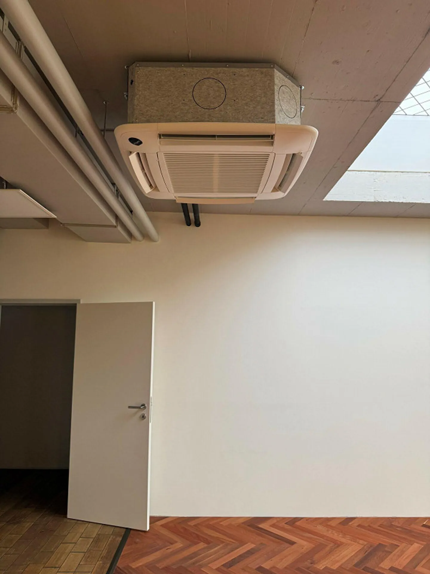 Espace de bureau ou de service attrayant - axe de circulation principal (bon emplacement/visibilité) - Photo 15 sur 21